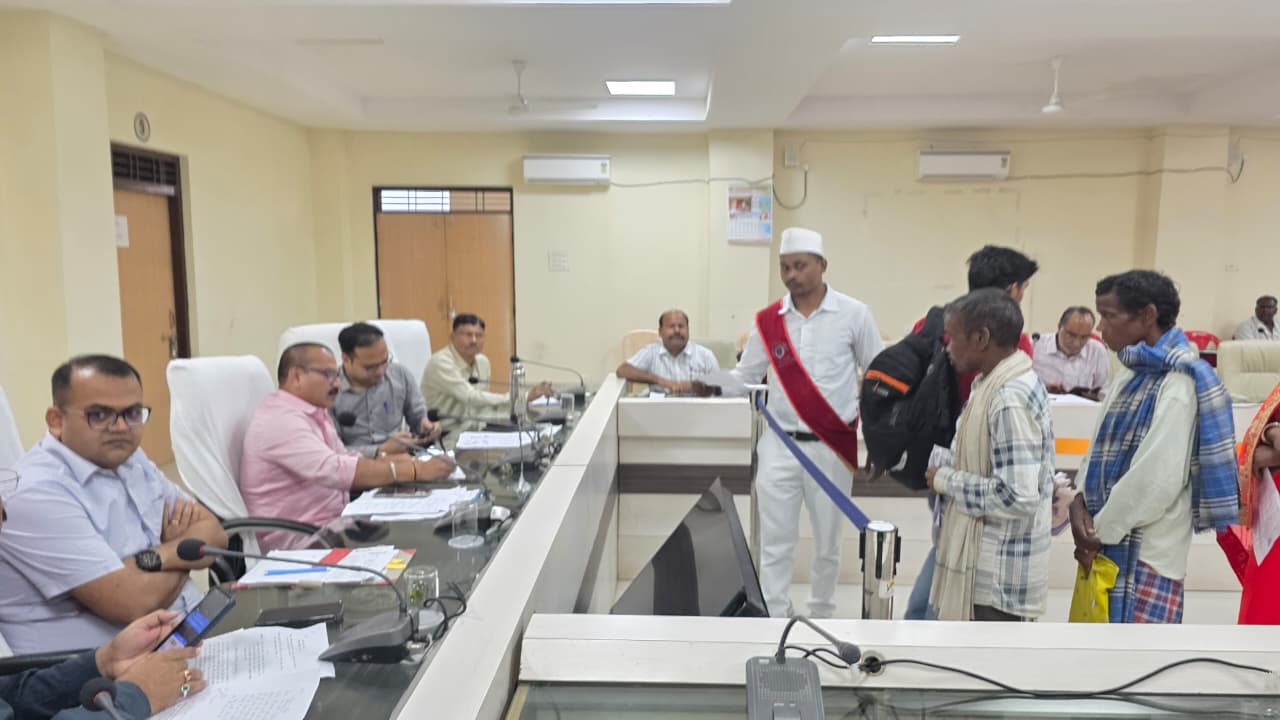 जन समस्याओं के समाधान हेतु कलेक्टर जनदर्शन का आयोजन पेटला सहकारी बैंक शाखा प्रबंधक पर कार्रवाई करते तत्काल किसानों की समस्याओं का समाधान करने के निर्देश